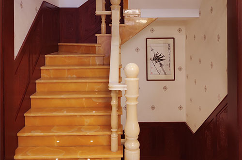 丹徒中式别墅室内汉白玉石楼梯的定制安装装饰效果